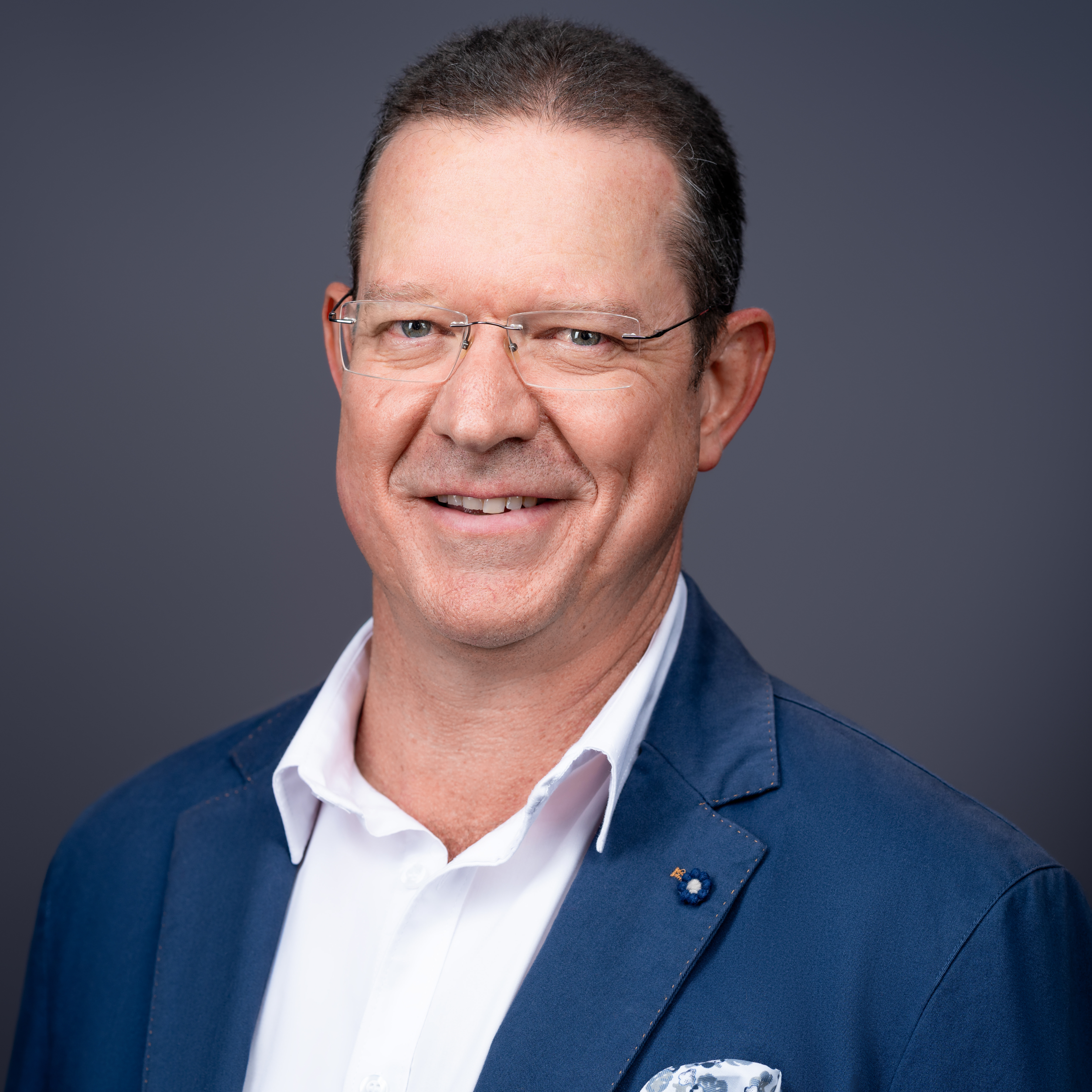 G Sigge-headshot narrow 2024 (003).jpg