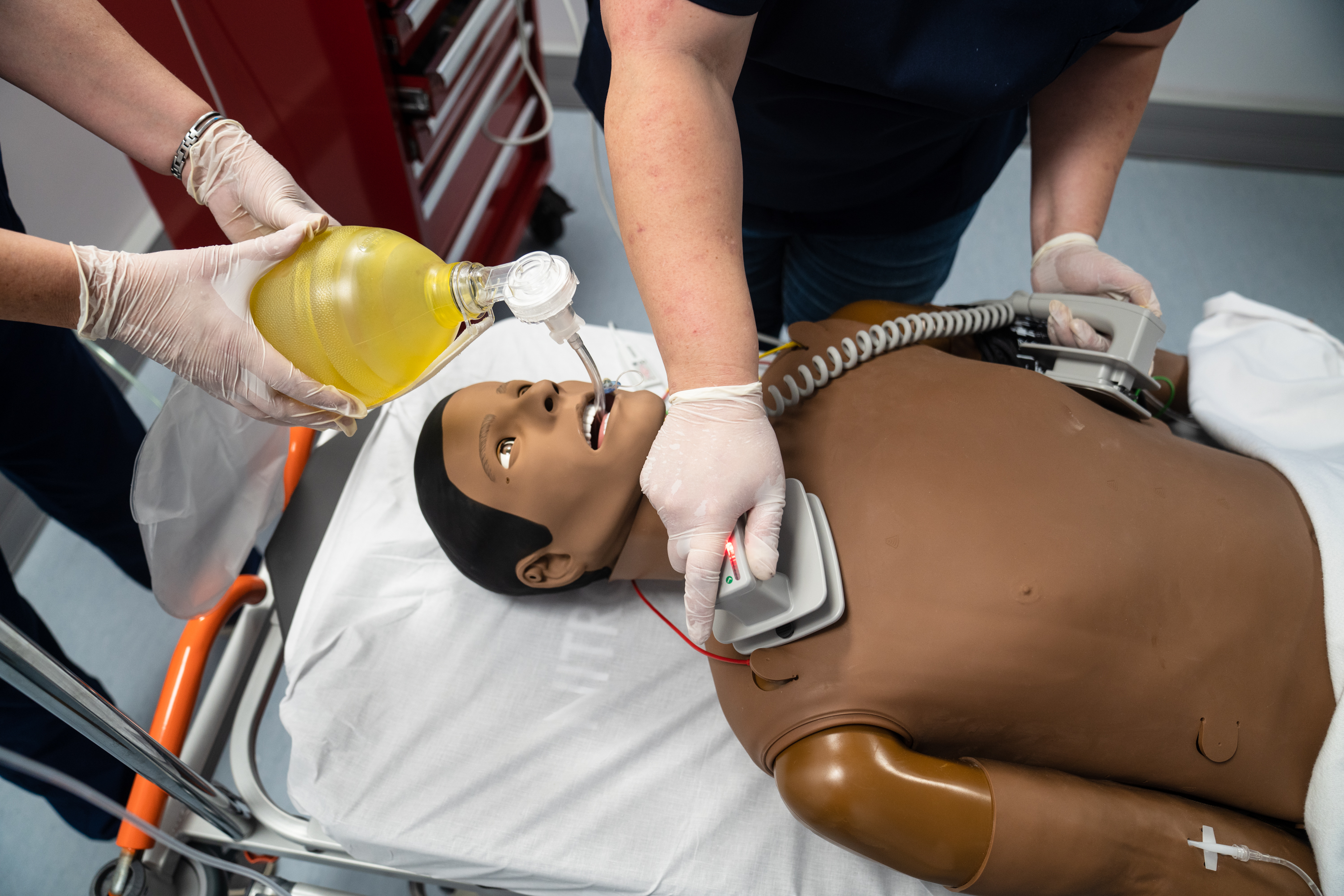 Defibrillasie-oefening op ŉ lewensgetroue simulator